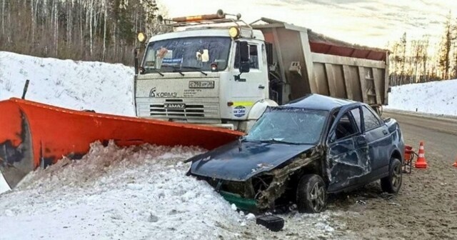 Авария дня.  Пассажир «Лады» погиб в результате столкновения со снегоуборщиком в Иркутской области