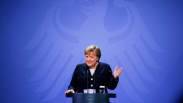Поляки рисуют Меркель рядом с Гитлером и требуют репараций