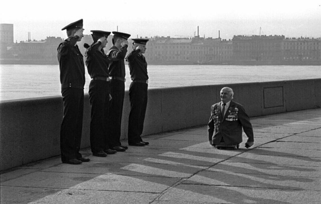 Фото ветерана войны без ног перед моряками. Кто этот фронтовик и что с ним стало?