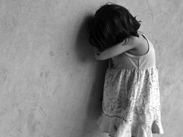 В Ленобласти спасли 4-летнюю девочку, несколько дней жившую в квартире с телом матери