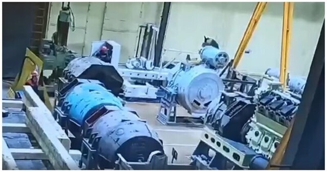 Момент падения многотонного оборудования на заводе в Коломне попал на видео