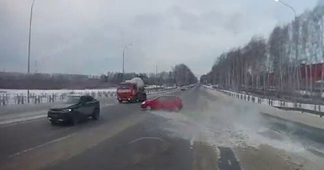 Автомобилистка столкнулась с бетономешалкой в Тюмени