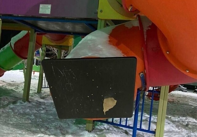 Остаться в живых: в Татарстане ребенок попал в ловушку на детской площадке