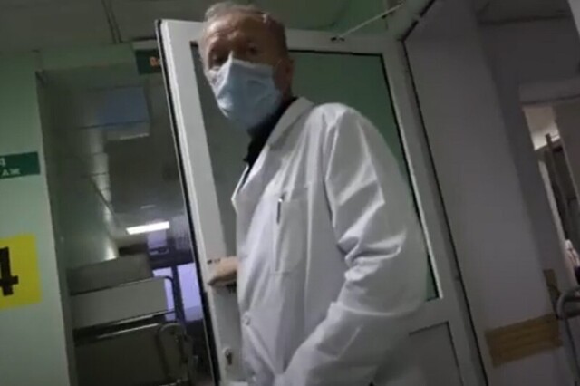 В Сургутской больнице зам главврача напал на журналистов «Новой газеты», но иск подают медики