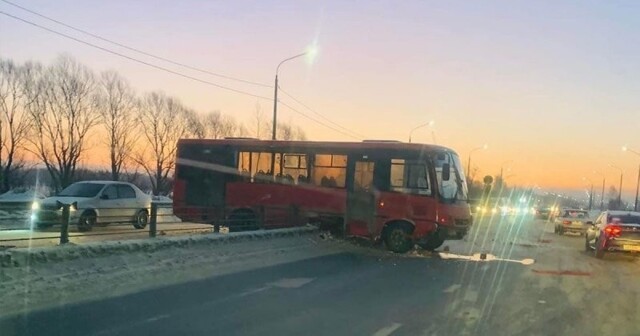 В Ярославле автобус развернуло и он снёс тросовый барьер