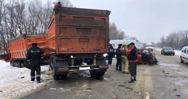 Авария дня. В Орловской области КамАЗ выехал на встречку и протаранил легковушку