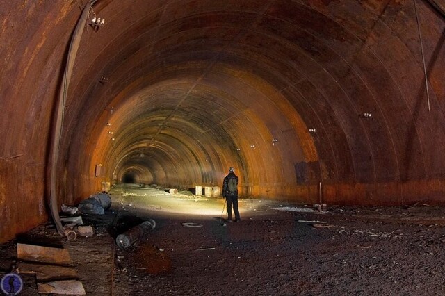 Заброшенный тоннель в Арктике с огромными габаритами