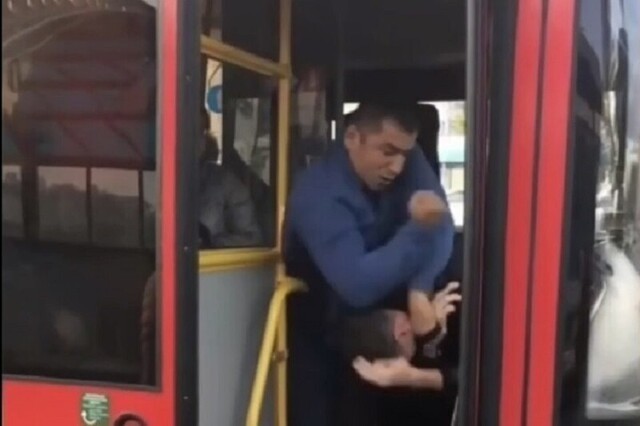 Два водителя автобусов делили пассажиров в спарринге, пока один не взял в руки нож