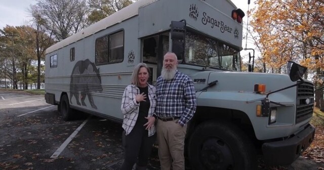 Семейная пара из США купила старый школьный автобус и переделала его в комфортный дом на колёсах