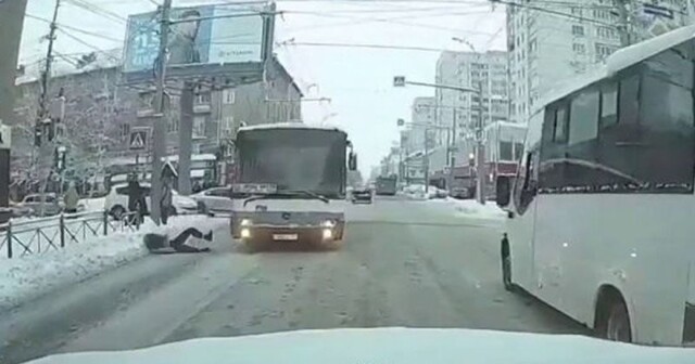 В центре Саратова автобус сбил школьницу