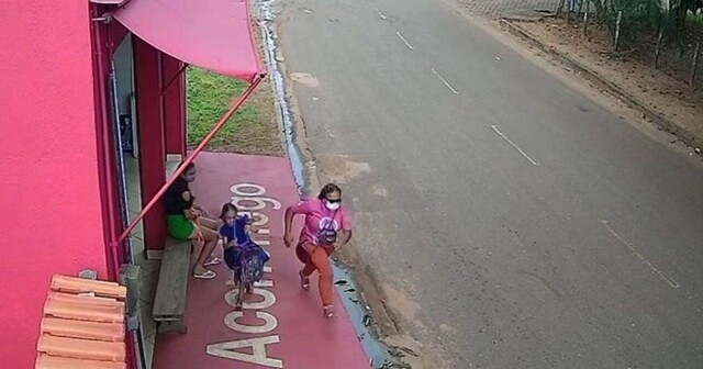 «Сбежавший» прицеп грузовика скатился вниз по улице и разрушил магазин в Бразилии