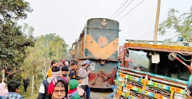 Три человека погибли в результате столкновения поезда с небольшим грузовиком в Бангладеш