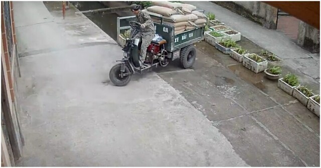 Житель Вьетнама перегрузил мотороллер и провалился в канализацию