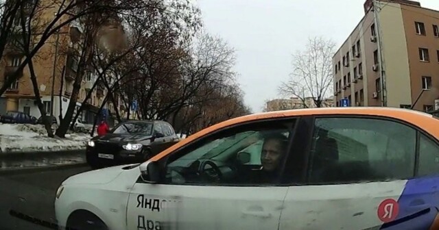 Он же включил поворотник! ДТП с автомобилем каршеринга в Москве
