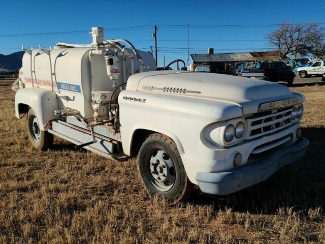 Интересный грузовик Dodge D300 1959 года выпуска, который использовался для заправки самолетов