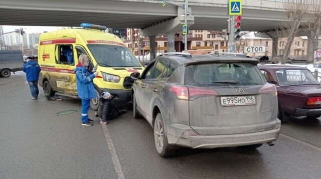 Авария дня. ДТП с машиной скорой помощи в Екатеринбурге, в котором пострадал пешеход
