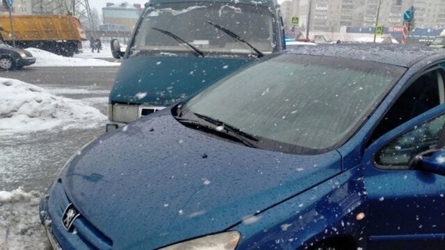 Под Ярославлем водитель «ГАЗели» едва не сбил пешеходов и столкнулся с хэтчбеком