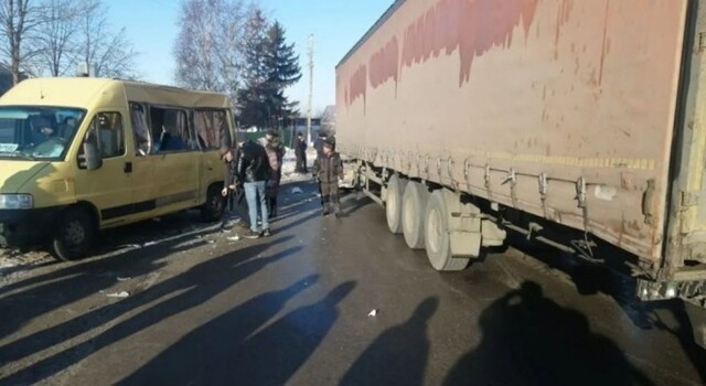 Авария дня. Пассажиры маршрутки пострадали в ДТП в Чувашии