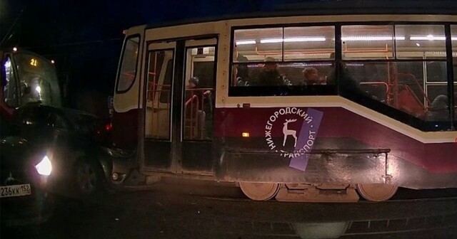 Попал в западню: ДТП с любителем езды по трамвайным путям в Нижнем Новгороде