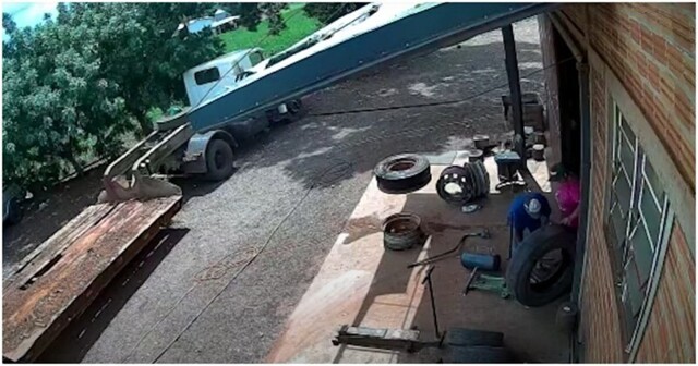 Зрелищный взрыв шины возле ремонтной мастерской в Бразилии