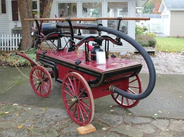 Rumsey & Company — пожарный аппарат позапрошлого века с ручным насосом