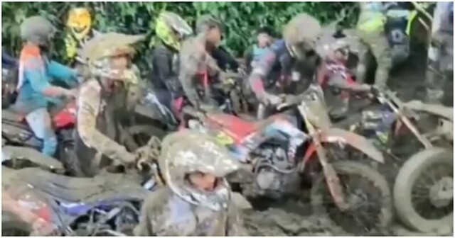 Несколько десятков мотоциклистов увязли в грязи во время гонки