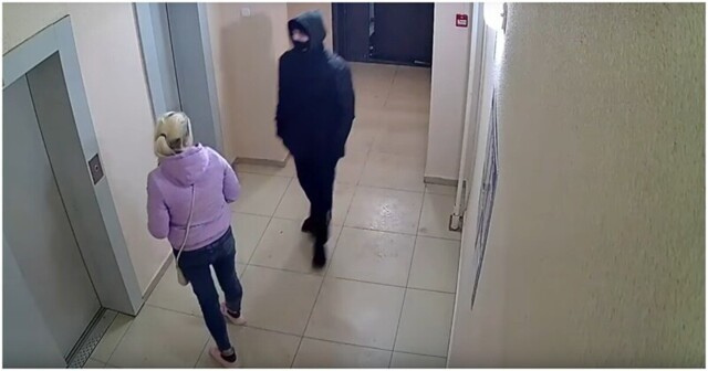 Момент нападения на жительницу Воронежа в подъезде попал на видео