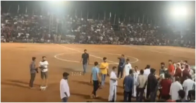 На футбольном матче в Индии рухнула трибуна на стадионе