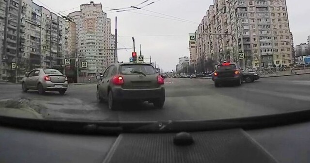 Все поехали, и я поехал: в Петербурге водитель «Мерседеса» тронулся на красный свет