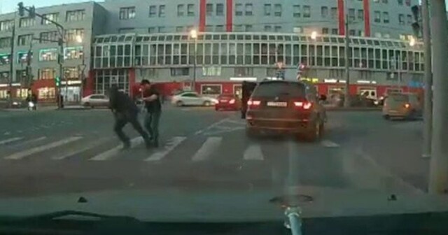 Конфликт пешехода и агрессивного водителя BMW