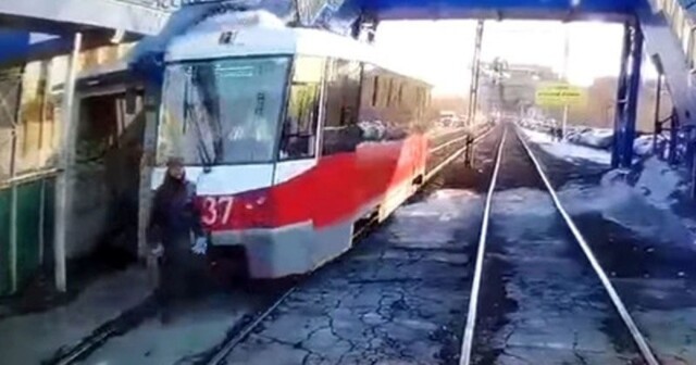 Вот это повезло: в Магнитогорске мужчина попал под трамвай и практически не пострадал