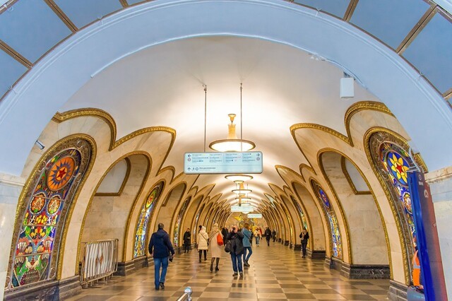 Вестибюль станции метро «Новослободская» после реставрации
