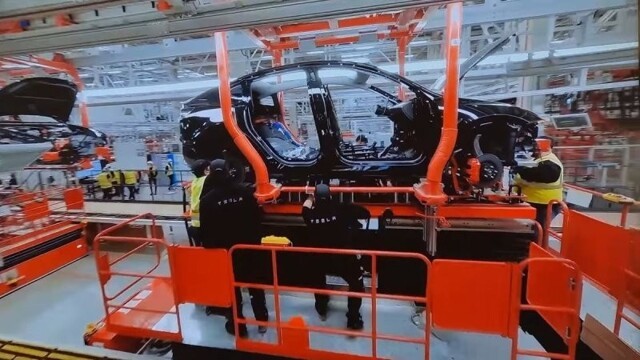 Компания Tesla показала потрясающие кадры с дрона внутри и снаружи новой гигафабрики