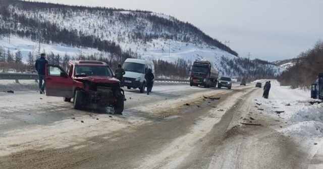 Авария дня. Недалеко от Магадана водитель внедорожника вылетел под встречную фуру