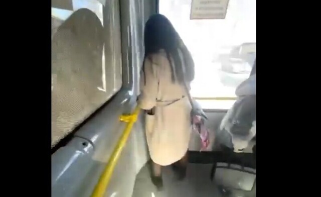 В Екатеринбурге девушка делала интимные фото прямо в общественном транспорте