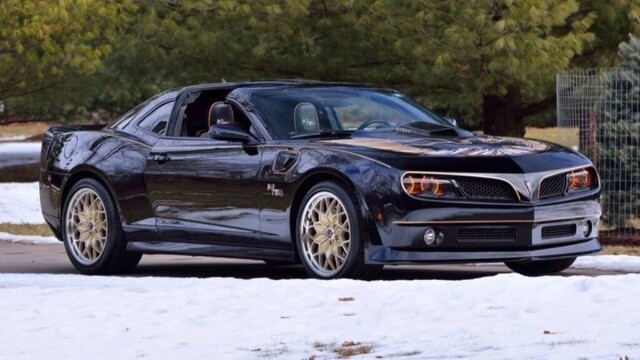 Chevrolet Camaro переделанный в Pontiac Trans Am «Смоки и Бандит»