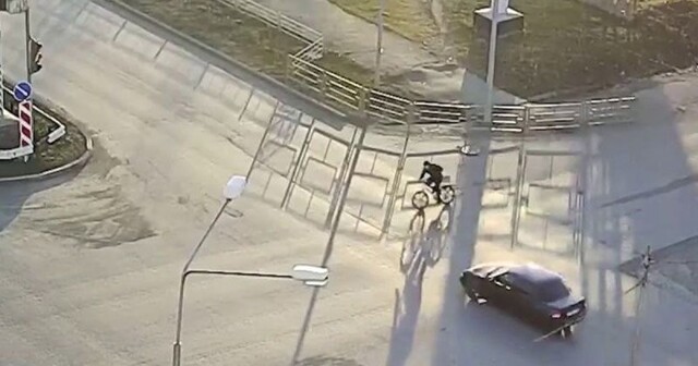Авария дня. В Нижнем Тагиле велосипедист проехал на «красный» и попал под машину