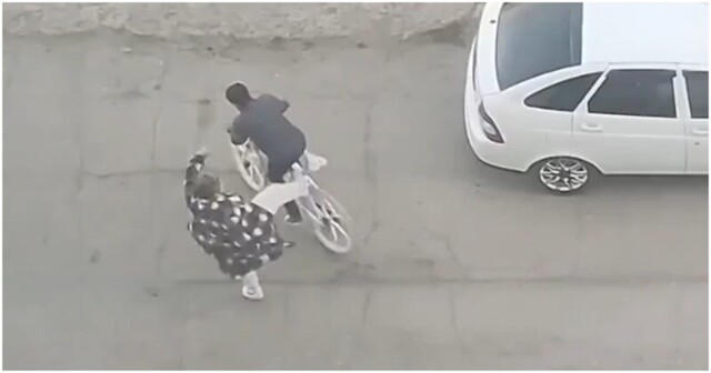 Женщина не стерпела того, что велосипедист её отверг