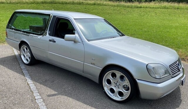 Интересный катафалк Mercedes-Benz W140 выставили на продажу в Швейцарии