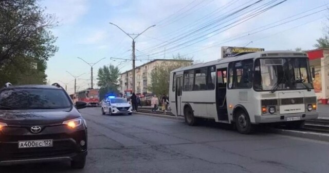 В Бийске водитель автобуса на «зебре» сбил школьницу