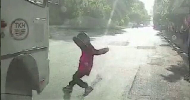 В Новочеркасске шестилетний мальчик едва не оказался под колёсами автобуса