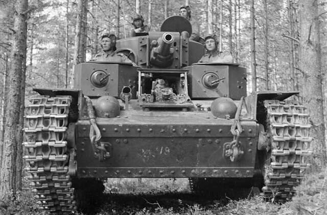Как советский танк Т-28 спокойно разъезжал по Минску в 1941 году на глазах у немцев
