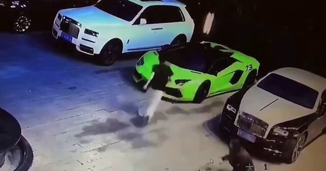Вандализм в алкогольном угаре: пьяный китаец повредил четыре роскошных автомобиля