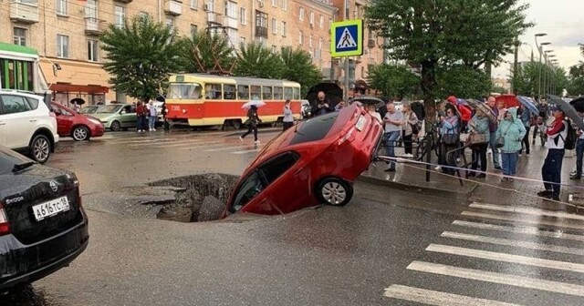 С первым сильным дождём Ижевск не справился: в центре автомобиль провалился в яму
