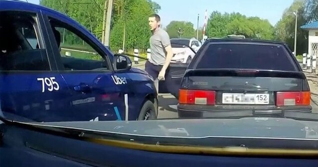 Наглому таксисту из Нижнего Новгорода объяснили, что нужно уважать других на дороге