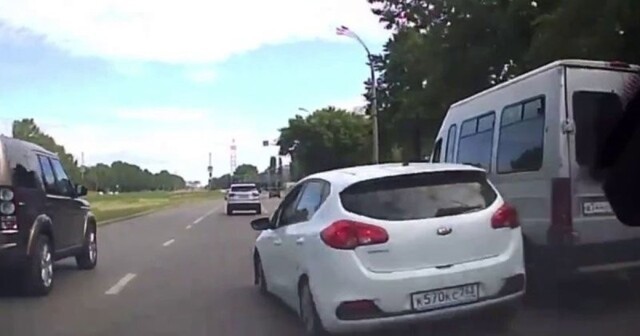 Раз, два – и в дамки: «шашечник» из Тольятти улетел в припаркованные машины