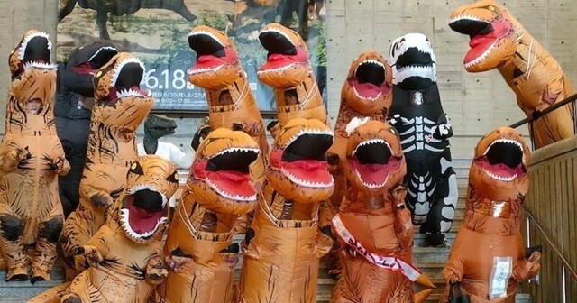 Японский музей превратил посетителей в динозавров
