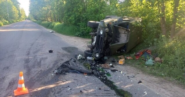 Авария дня. Водитель УАЗа устроил лобовое столкновение в Тверской области