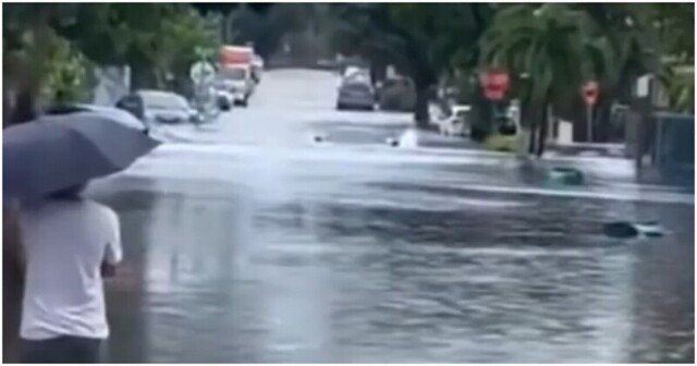 На дно: автомобиль проезжает по затопленной дороге