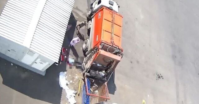 Подъёмный механизм мусоровоза раздавил рабочему голову в Калужской области